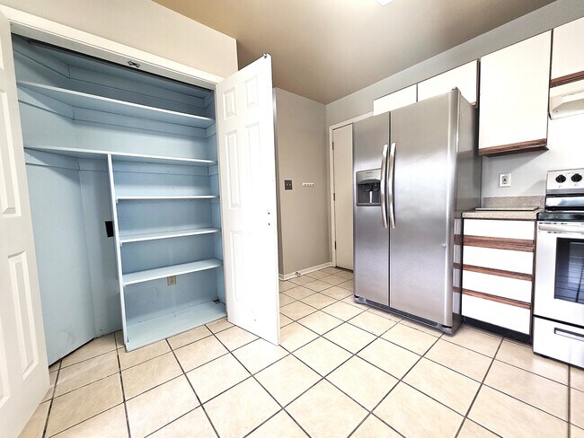 Building Photo - 324 Palomino Ln