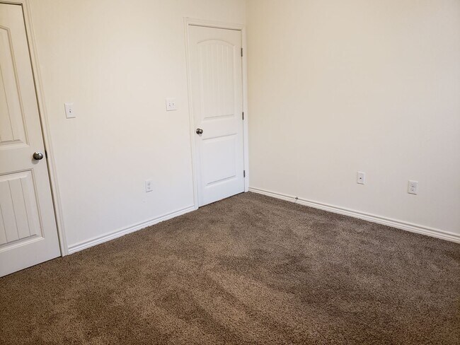 Building Photo - Spacious NISD home