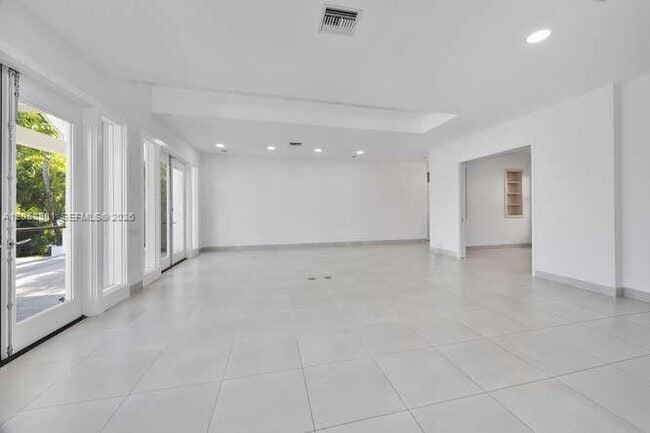 Building Photo - 621 N Mashta Dr