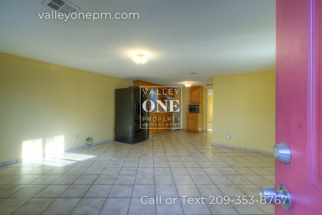 Building Photo - 1404 1/2 Teresa Street-