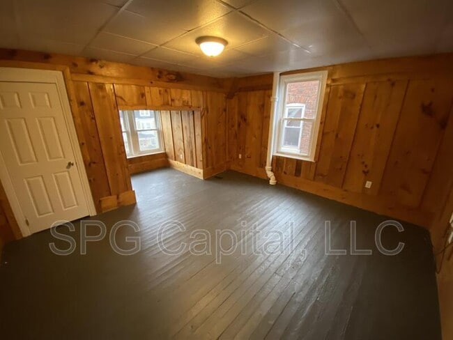 Building Photo - 233 W Jackson St