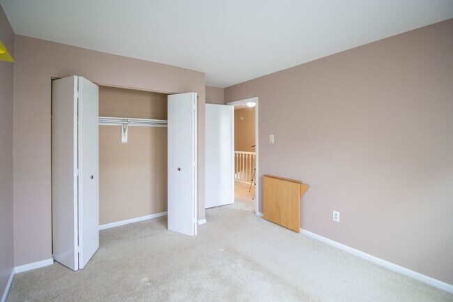 Building Photo - Gorgeous and updated 3Bd/2.5Bth townhome in the Town of Forest Hills! w/2 assigned parking space!