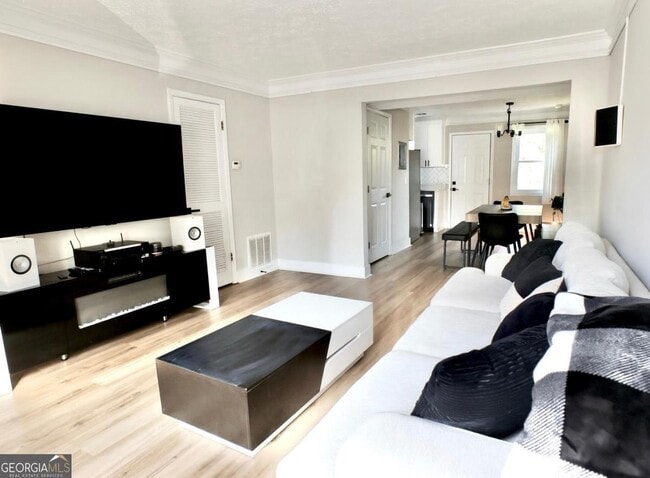 Building Photo - 1101 Magical Way