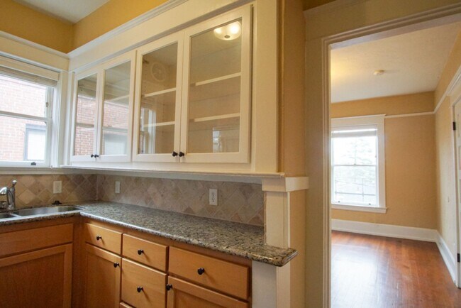 Building Photo - Gorgeous Humboldt Classic: Top Floor 1 Bedroom!