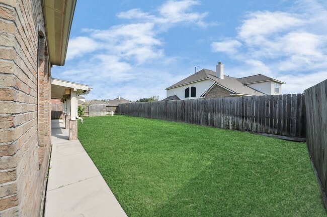 Building Photo - 2218 Longspur Ln