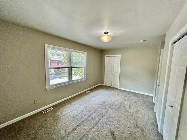 Building Photo - 2 Bed 1.5 Bath in Lexington!