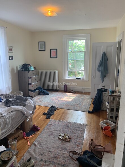 Building Photo - 5 Day St