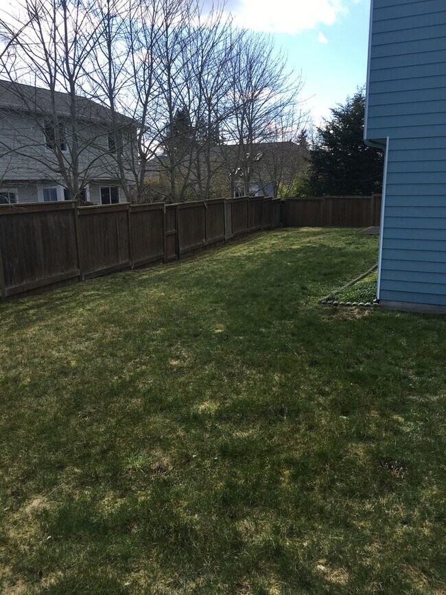 Building Photo - ***PENDING APPLICATIONS***Large 4 bedroom house that is Pet Friendly!