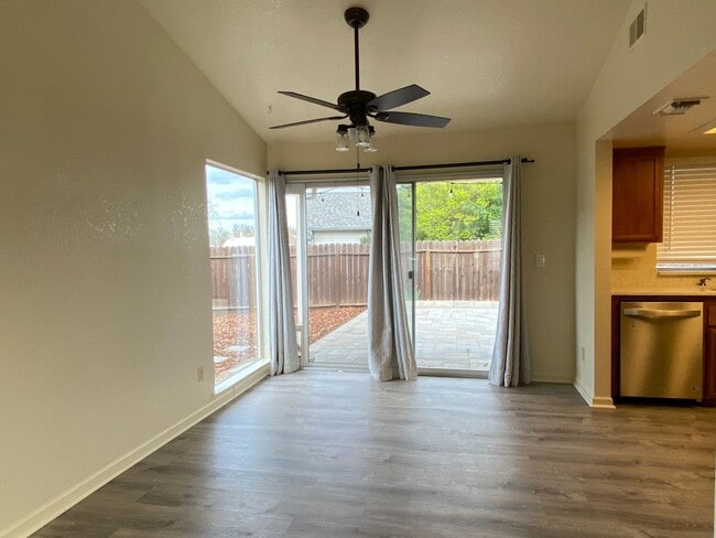 Building Photo - 6 MONTH LEASE - 3 Bedroom / 2 Bath Great C...