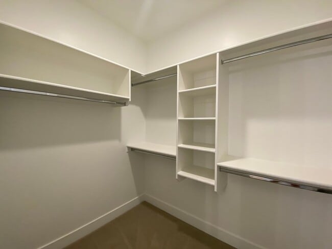 Building Photo - SPACIOUS TOWNHOME AVAILABLE FOR RENT
