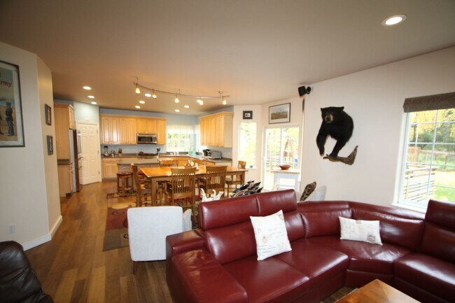 Building Photo - Lovely 4-Bedroom, 2.5-Bathroom Fully Furni...