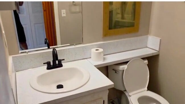 Building Photo - 226 Windsor J