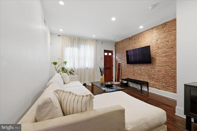 Building Photo - 1902 E Hagert St