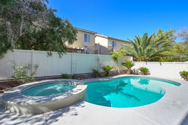Building Photo - NW!!! 4 bedrooms!!! Pool and Spa!!! All ti...