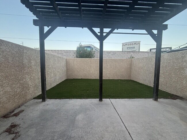 Building Photo - 2 Bed |1 Bath Multi-Family Unit with Private Backyard for Rent – North Las Vegas