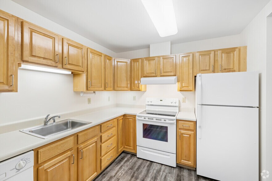 1BR, 1BA - 750SF - Kitchen - Brook School Apartments