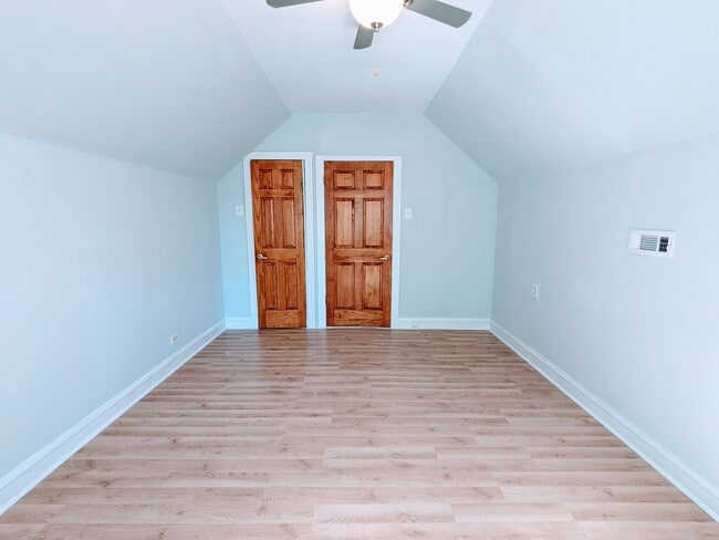 Building Photo - 834 N Kolin Ave