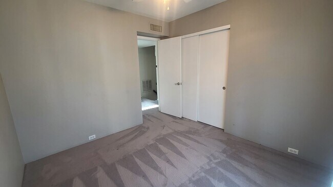 Building Photo - Pointe South Mountain 2-bedroom condo, gat...