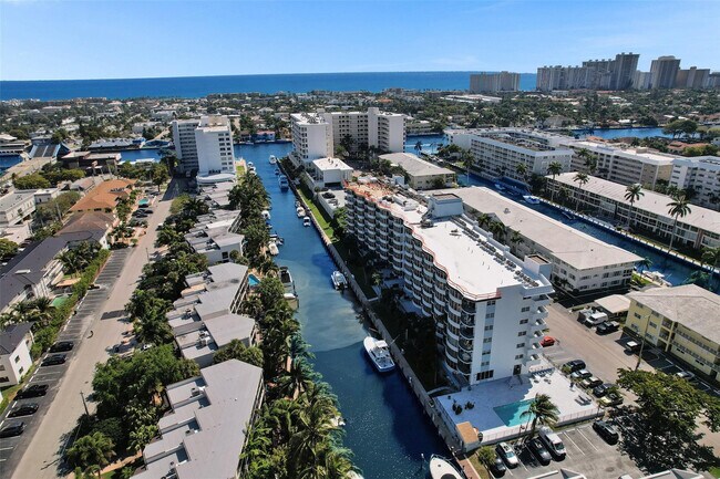 Building Photo - 3051 NE 48th St