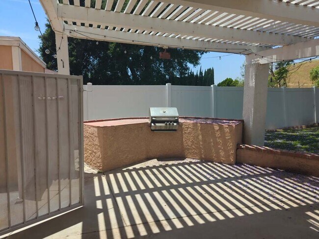 Building Photo - Beautiful and Spacious 4 Bed, 3 Bath Home ...