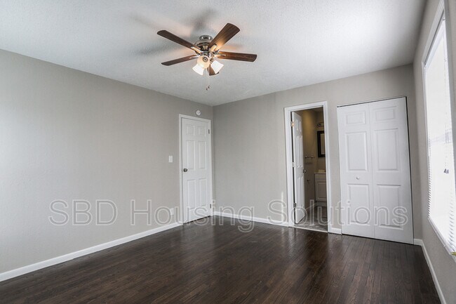 Building Photo - 1215 N Cedarcrest Dr