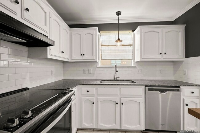 Building Photo - 17190 N Lake Dr