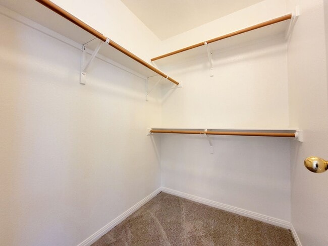 Building Photo - Large 4 Bed, 2.5 Bath Home Perfect for Com...
