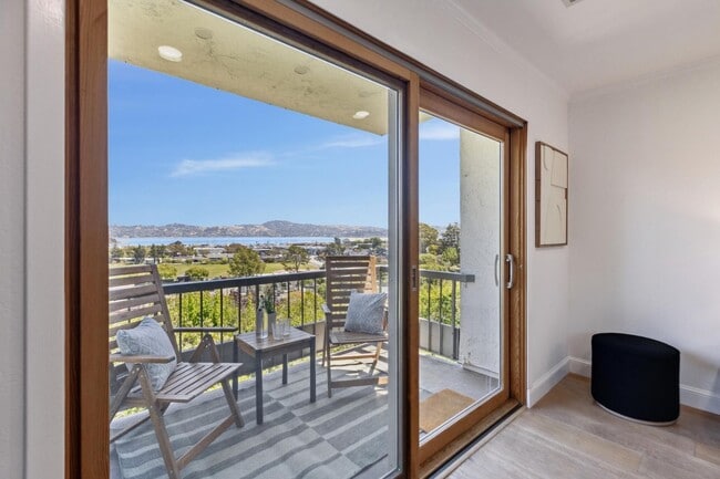 Building Photo - 2 Bedroom, 2 bathroom condo available with spectacular views of Richardson Bay!