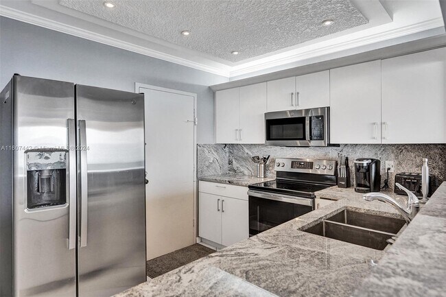 Building Photo - 3725 S Ocean Dr