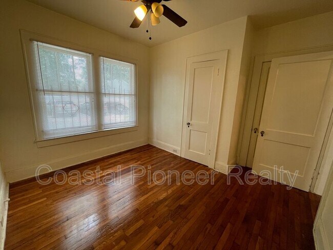 Building Photo - 4015 N Seminole Ave