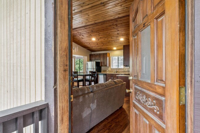 Building Photo - 725 Ivy Ln