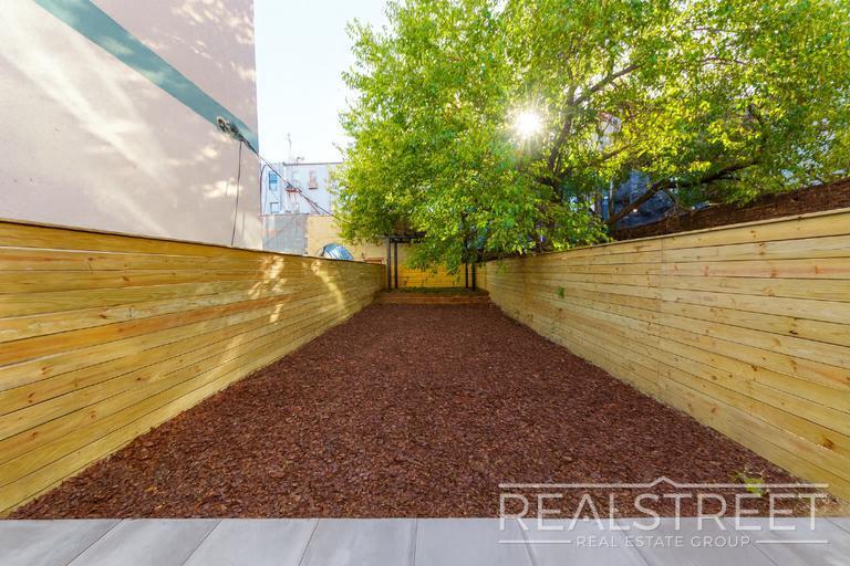 Building Photo - Stunning Brand New Townhouse for Rent in Bushwick!