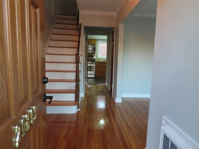 Building Photo - 208-09 Bardwell Ave