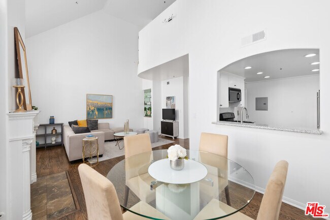 Building Photo - 930 N Doheny Dr