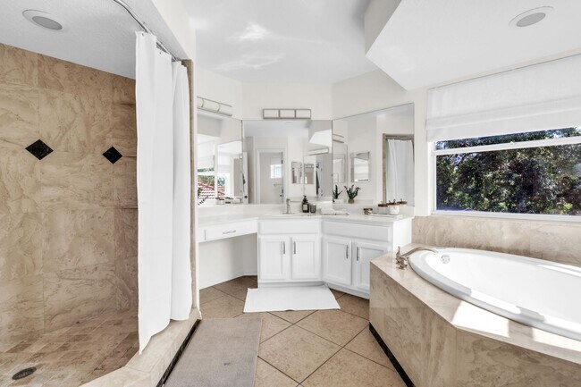 Building Photo - Stunning 5 bed Pool Home - Country Club