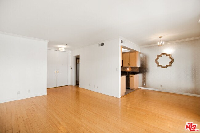 Building Photo - 1131 Alta Loma Rd