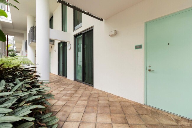 Building Photo - 6000 Collins Ave