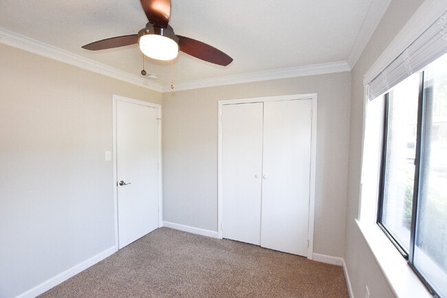 Building Photo - Charming Condo with community pool