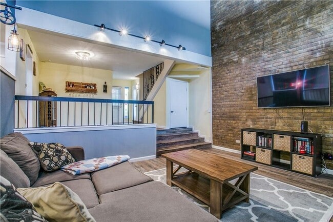 Building Photo - Beautifully Crafted 2/2.5/2 Town Home in Euless!