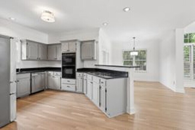 Building Photo - Beautiful Brentwood Home with Inground Pool on Quiet Cul-de-Sac