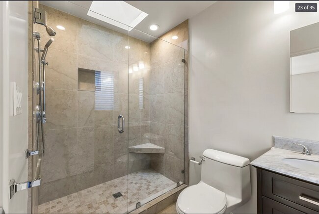 Building Photo - Light and Bright 3 Bedroom/ 2 Bath Home on...
