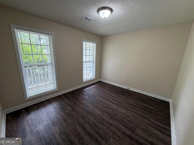Building Photo - 211 Ravenwood Ct