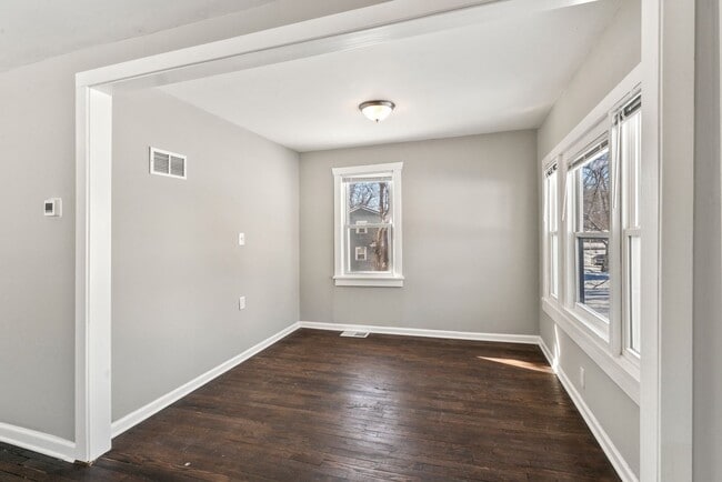 Building Photo - 1119 E 84th St