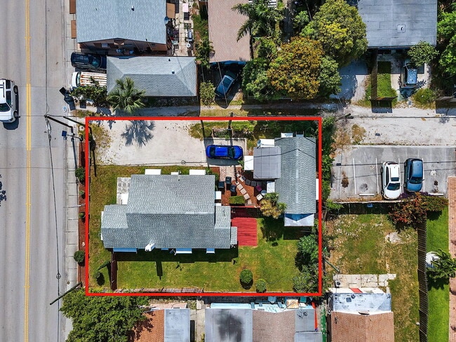 Building Photo - 713 10th Ave N