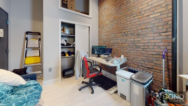 Building Photo - 358 W 51st St