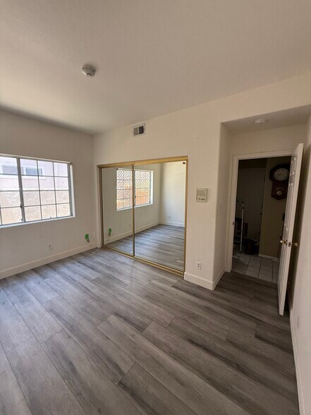 Building Photo - 2406 Vanderbilt Ln