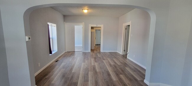 Building Photo - 2+ Bedroom home Near Downtown!