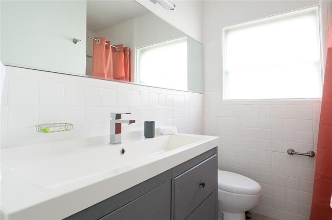 Building Photo - 1020 N Victoria Park Rd