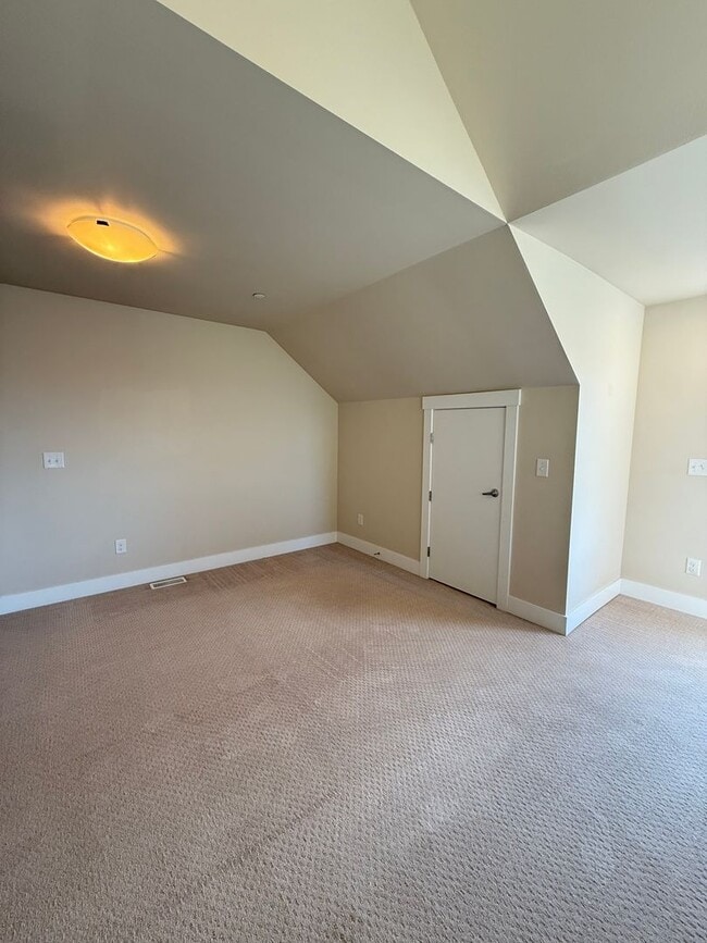 Building Photo - Modern 4 Bed, 3.5 Bath Lynnwood Home – Pri...