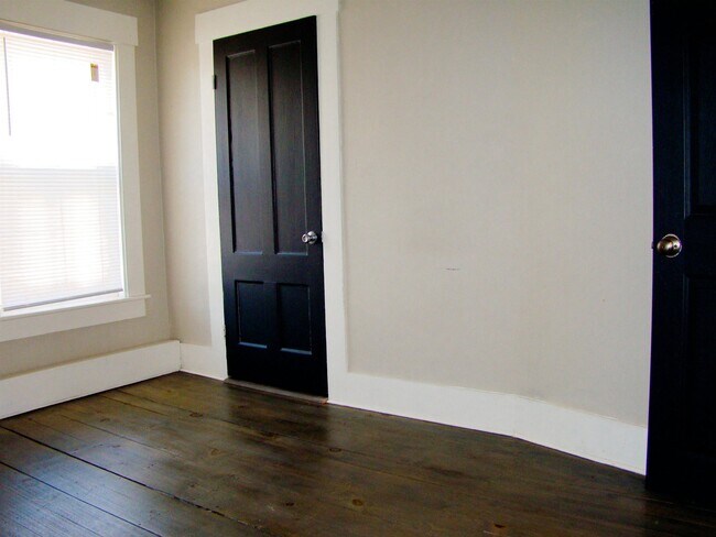 Building Photo - 86 School St